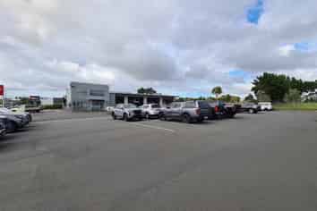 Sealed yard and warehouse with prime frontage