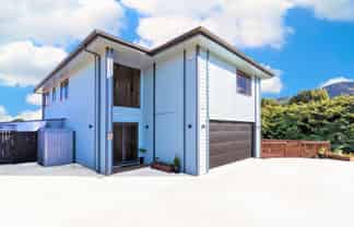 73 Percy Kinsman Crescent, Riverstone Terraces