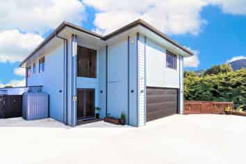 73 Percy Kinsman Crescent, Riverstone Terraces