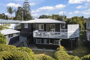 49 Cron Avenue, Te Atatu South