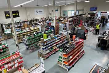 Bulk Retail Space with High Exposure!