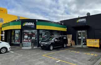 Bulk Retail Space with High Exposure!