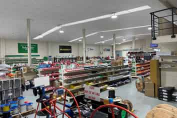 Bulk Retail Space with High Exposure!