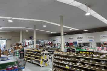 Bulk Retail Space with High Exposure!