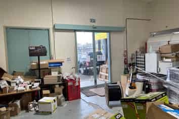 Bulk Retail Space with High Exposure!