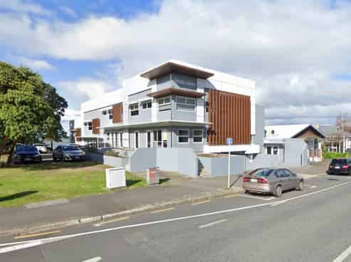 CBD office with 7 carparks!