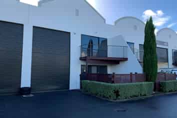 REFURBISHED ALBANY LIVE AND WORK