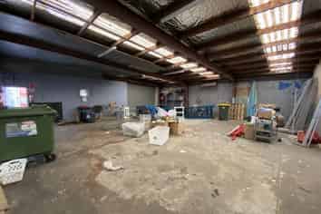 1,000sqm Road Front Warehouse with Yard