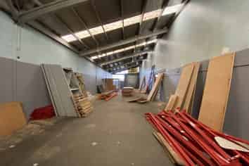 1,000sqm Road Front Warehouse with Yard