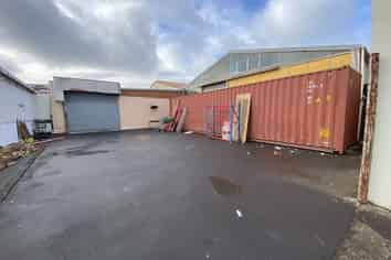 1,000sqm Road Front Warehouse with Yard