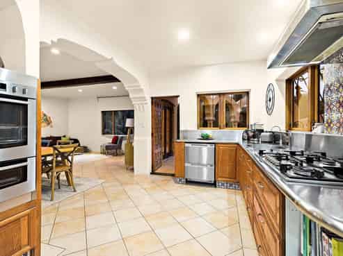 102 Opanuku Road, Waiatarua