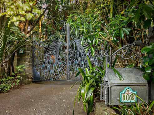 102 Opanuku Road, Waiatarua