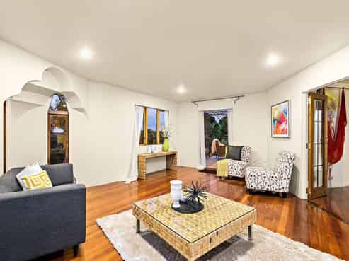 102 Opanuku Road, Waiatarua