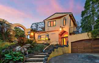 102 Opanuku Road, Waiatarua