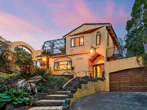 102 Opanuku Road, Waiatarua