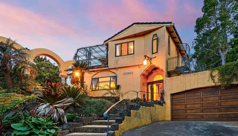 102 Opanuku Road, Waiatarua