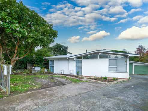 22 Finlow Drive, Te Atatu South