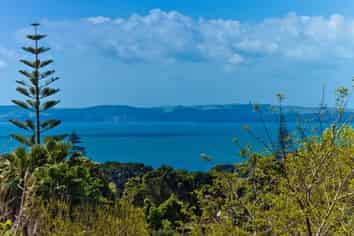 4 Honeysuckle Lane, Mairangi Bay