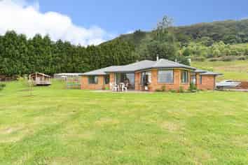 912 State Hwy 14, Maungatapere