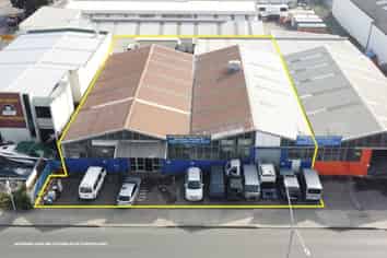 Unbeatable Exposure on Neilson Street – 1,000m²