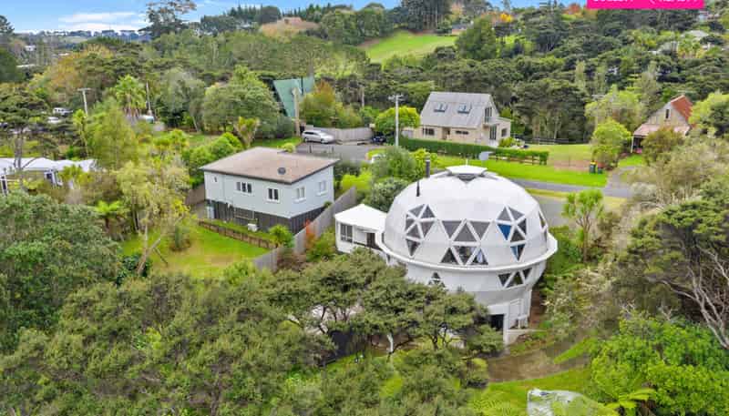 49 & 49A Chatham Avenue, Paremoremo