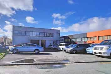 Showroom/Storage space in Henderson