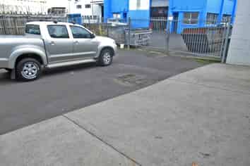 330M² GREAT SPACES AND PARKING