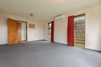 984C Tremaine Avenue, Roslyn