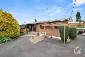 22 Jefferson Place, Brookfield