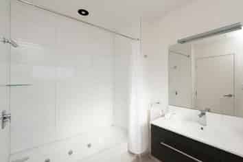 Modern larger sized motel leasehold