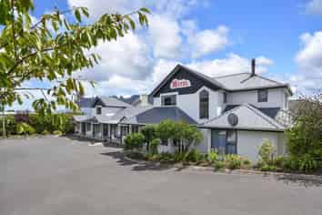 Nearest Motel Dunedin Airport. 1st into Mosgiel.