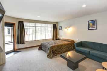 Nearest Motel Dunedin Airport. 1st into Mosgiel.