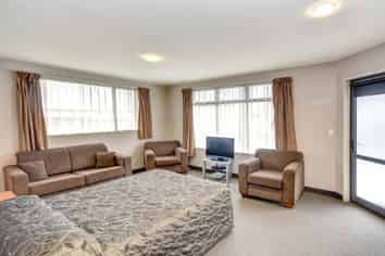 Nearest Motel Dunedin Airport. 1st into Mosgiel.