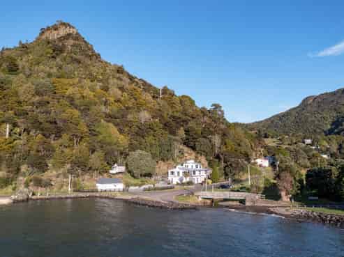 6 Whatipu Road, Huia