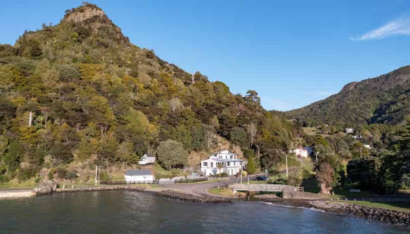 6 Whatipu Road, Huia