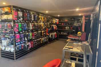 Bite size office on busy Takanini Straight