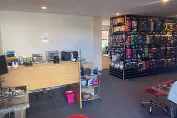 Bite size office on busy Takanini Straight