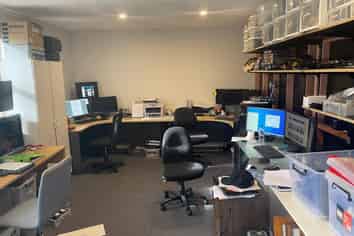 Bite size office on busy Takanini Straight