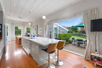 52 Lake Rd, Devonport