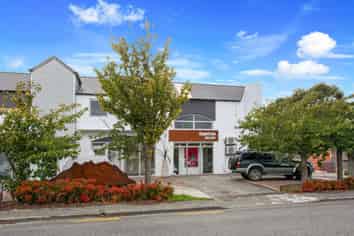 Three Bedroom Modern Apartment, Workshop & Office