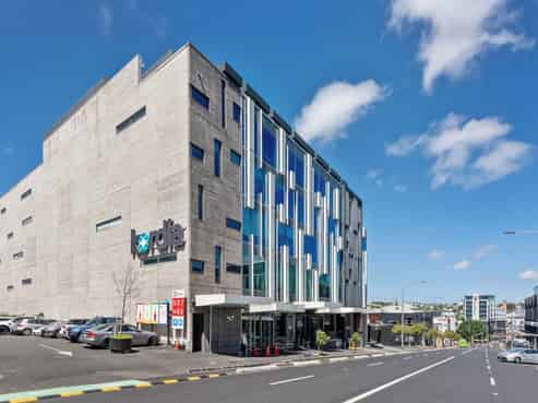 MODERN AND DYNAMIC OFFICE