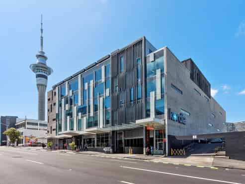 MODERN AND DYNAMIC OFFICE