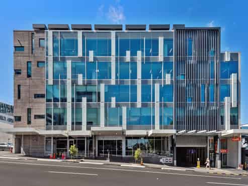 MODERN AND DYNAMIC OFFICE