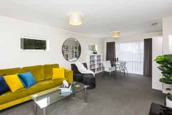 2/22 Barton Grove, Naenae