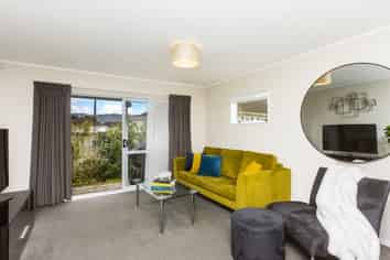 2/22 Barton Grove, Naenae