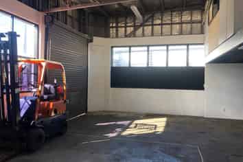 SMALL WAIRAU ROAD WAREHOUSE AND OFFICES