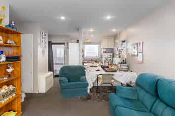 5/214 Breezes Road, Aranui