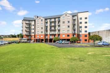 6H/17 Crown Lynn Place, New Lynn