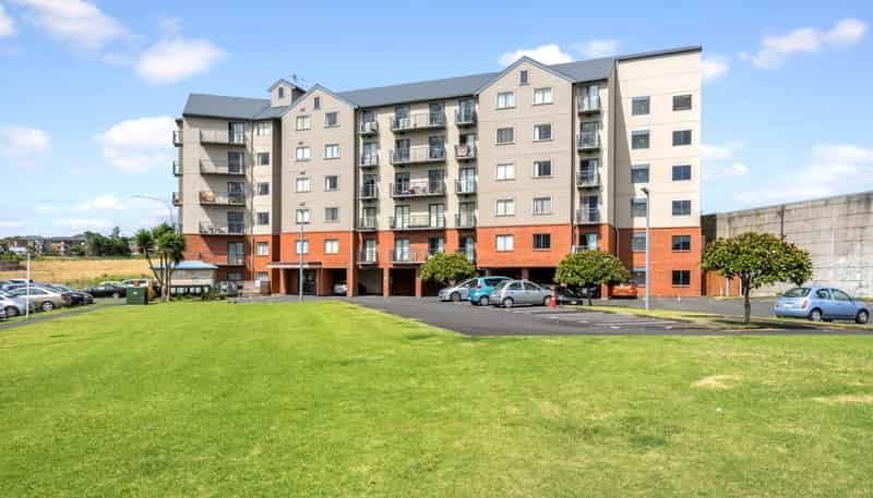 6H/17 Crown Lynn Place, New Lynn