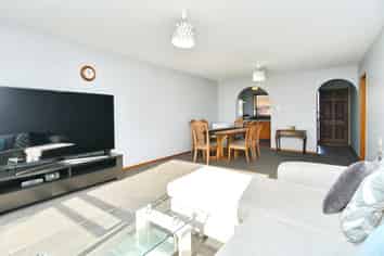 2/11 Dumfries Drive, Hei Hei